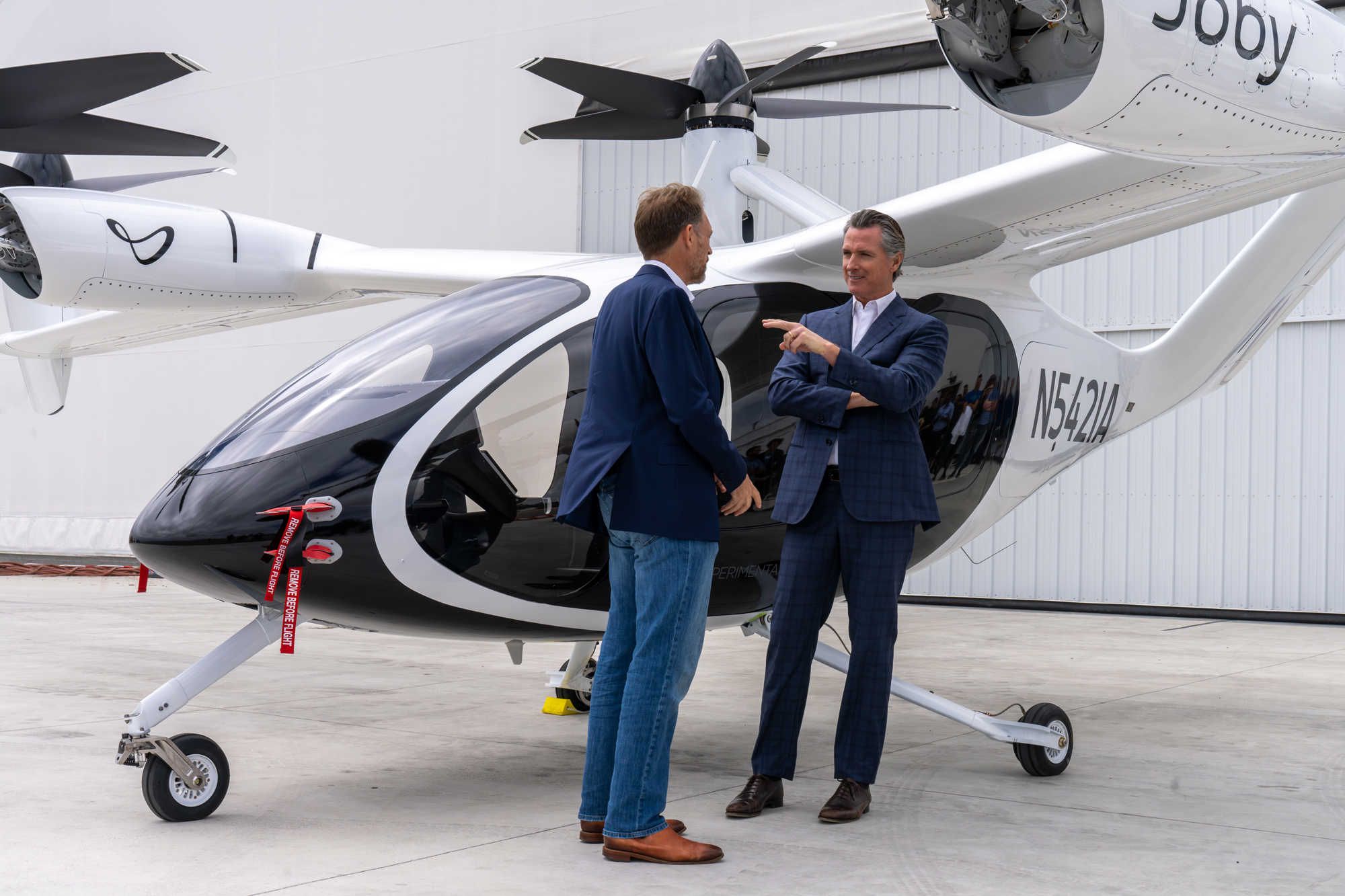 Bevirt and Newsom with the Joby Aviation S4 (production prototype) eVTOL passenger aircraft, June 2023 (Photo credit: Joby Aviation)